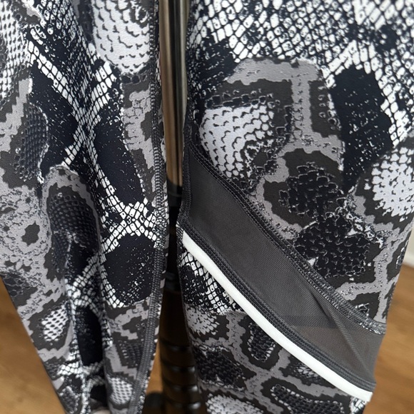 Under Armour Black and White Animal Print Leggings - Picture 5 of 11